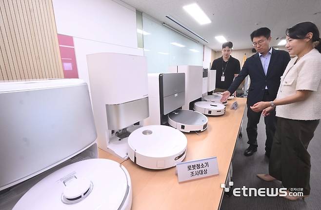 국내에서 판매되고 있는 일부 로봇청소기에서 카메라 사진 열람 등 보안 취약점이 발견됐다. 한국소비자원은 한국인터넷진흥원과 시중에 유통 중인 로봇청소기 6개 제품의 보안 실태를 조사한 결과, 일부 제품에 사생활 침해와 개인정보 유출 가능성이 있어 즉시 조치했다고 밝혔다. 2일 서울 송파구 한국소비자원에서 한성준 한국소비자원 팀장과 최윤선 한국인터넷진흥원 팀장이 조사대상 제품들을 살펴보고 있다. 박지호기자 jihopress@etnews.com