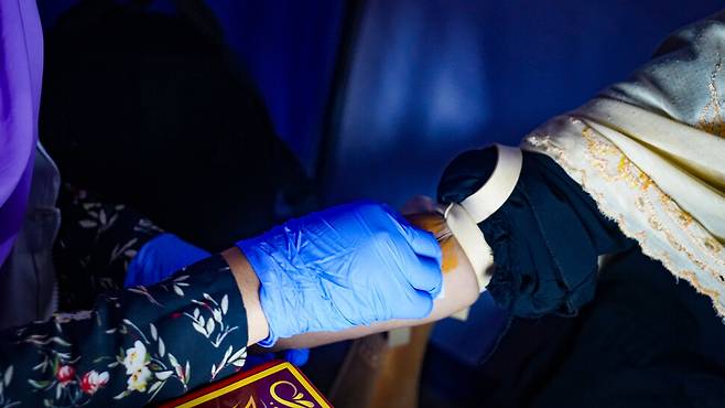 국경없는의사회 간호사가 방글라데시 콕스바자르 난민촌 내 시(C)형 간염 치료 전문 센터에서 검사를 위한 표본을 채취하고 있다. 이 단체는 시형 간염 치료 전문 센터 3곳에서 전체 감염 환자 약 3분의 1을 대상으로 검사와 치료 캠페인을 전개하고 있다. 국경없는의사회 제공