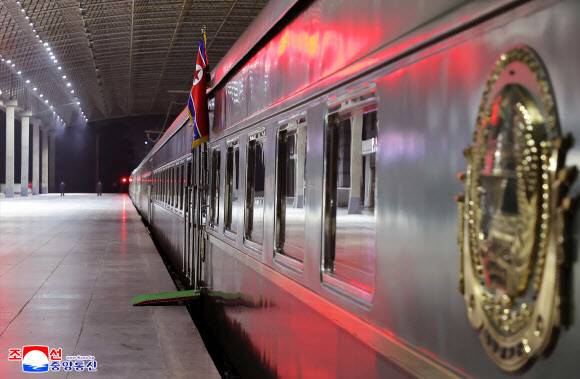 조선중앙통신이 2일 김정은 북한 국무위원장이 중국 전승절 80주년 기념행사에 참석하기 위해 지난 1일 전용열차로 출발했다고 보도했다. 조선중앙통신 연합뉴스