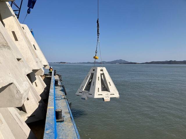 전남 신안군이 조피볼락 산란 서식장을 조성하기 위해 바닷속에 인공어초를 투하하고 있다. 신안군 제공