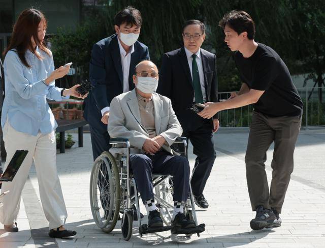 이봉관 서희건설 회장이 2일 서울 종로구 KT광화문빌딩에 마련된 김건희 여사 관련 의혹을 수사하는 민중기 특별검사팀 사무실에 출석하고 있다. 연합뉴스