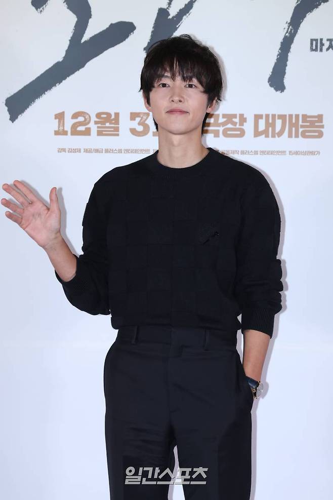 배우 송중기가 19일 서울 강남구 메가박스 코엑스에서 열린 영화 '보고타 : 마지막 기회의 땅' 언론시사회에 참석해 포즈를 취하고 있다. 서병수 기자 qudtn@edaily.co.kr /2024.12.19/