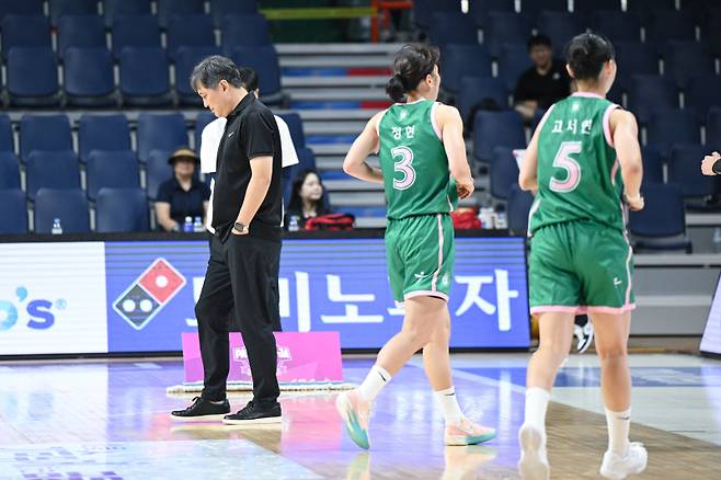 이상범 하나은행 감독이 2일 부산 사직체육관에서 열린 덴소와의 2025 BNK금융 박신자컵 조별리그 B조 2차전 중 고개를 숙이고 있다. 사진=WKBL