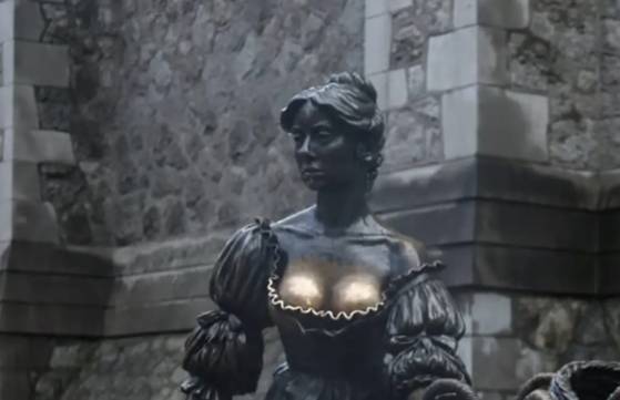 ″동상의 가슴을 만지면 행운이 온다″는 속설이 퍼지면서 빛이 바랜 더블린의 명물 '몰리 말론 동상'. 데일리메일