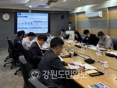 ▲ 평창관광문화재단의 중장기 발전계획 수립 연구용역 중간 보고회가 2일 오후 군청 소회의실에서 임성원 부군수와 군관계자, 평창관광문화재단 임직원 등이 참석한 가운데 열렸다. 신현태.