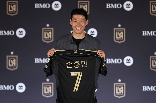 LAFC 유니폼 손에 든 손흥민. 사진=연합뉴스