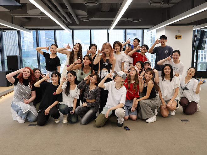 Foreign tourists pose for photos at a dance studio in Seoul. (Seoul Metropolitan Government)