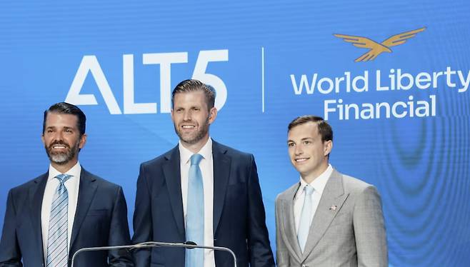 8월13일(현지시간) 도널드 트럼프 미국 대통령의 아들 에릭 트럼프(가운데)와 도널드 트럼프 주니어(왼쪽), 월드리버티파이낸셜(WLF) CEO 잭 윗코프와 함께 ALT5-시그마의 나스닥 상장 행사에 참석하고 있다. /로이터=뉴스1