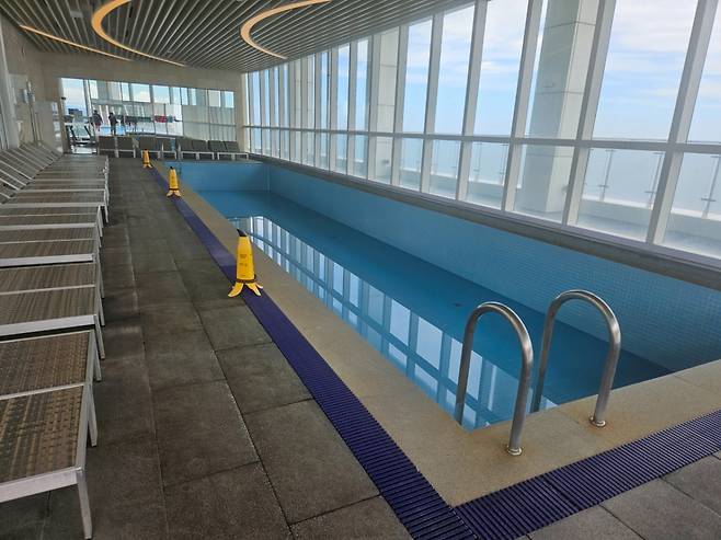 2일 오후 강릉 경포해수욕장 인근 수영장은 운영을 중단했다./사진=박상혁 기자.