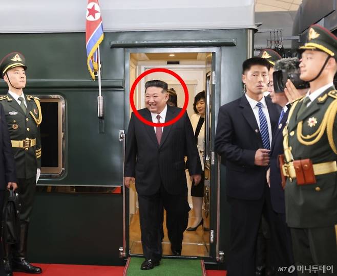 김정은 북한 노동당 총비서 겸 국무위원장이 2일(현지시간) 중국 베이징역에 도착해 전용 열차에서 내리고 있다. 김 위원장 뒤로 딸 김주애로 추정되는 인물이 보인다. 다른 사진에는 김주애가 아예 모습을 드러냈다. / 사진=뉴시스(조선중앙TV)