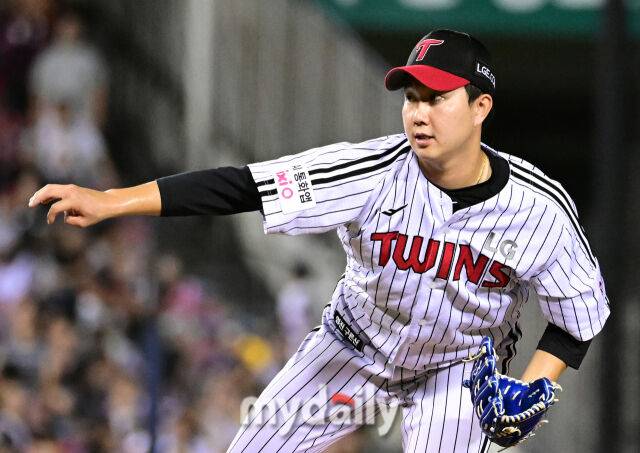 2025년 8월 30일 오후 서울 잠실구장에서 열린 '2025 신한 SOL뱅크 KBO 리그' 키움 히어로즈와 LG 트윈스의 경기. LG 유영찬이 9회초 역투하고 있다./마이데일리