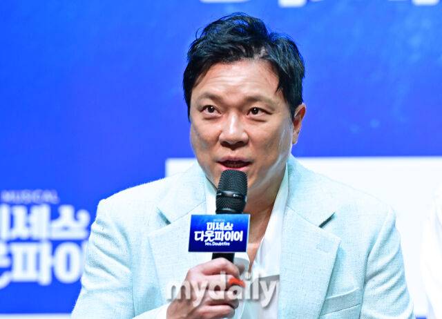 배우 정성화가 2일 서울 서대문구 이화여자대학교 삼성홀에서 진행된 뮤지컬 '미세스 다웃파이어' 제작발표회에 참석했다. / 한혁승 기자