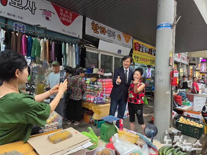 포항 죽도시장을 찾은 조국 전 조국혁신당 대표가 상인과 기념사진을 찍고 있다. 김대기 기자