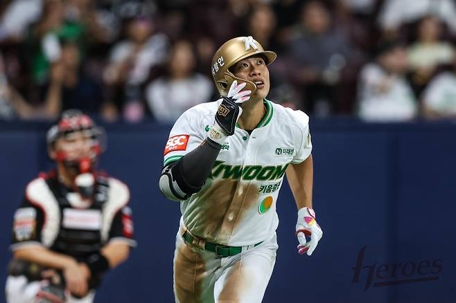 키움 송성문, 올 시즌 첫 20홈런-20도루 - 송성문이 광복절인 15일 서울 고척 스카이돔에서 열린 2025 신한 SOL뱅크 KBO리그 kt wiz와 홈경기에서 1-2로 끌려가던 5회 2사 후 상대 선발 고영표로부터 우측 펜스를 넘어가는 동점 솔로홈런을 뽑아냈다. 사진은 올 시즌 20번째 홈런 때리고 타구 바라보는 키움의 송성문. 키움 히어로즈 제공