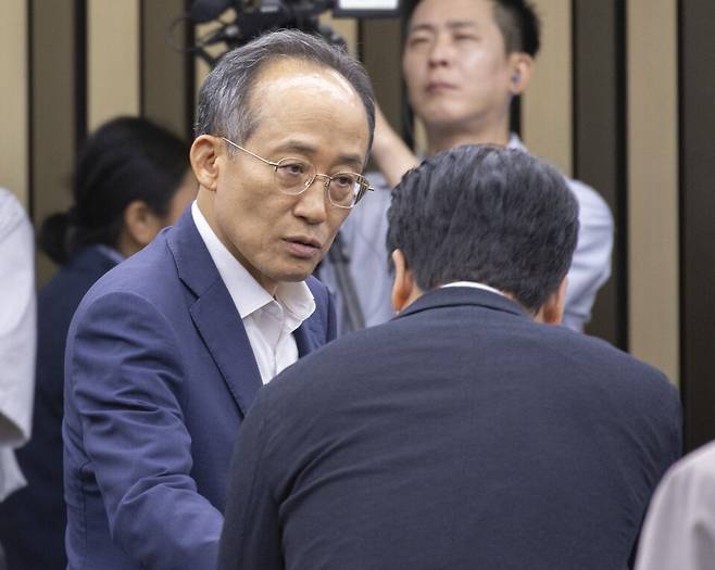 추경호 국민의힘 의원이 8월27일 국회에서 열린 의원총회에 참석해 의원들과 악수하고 있다. ⓒ연합뉴스