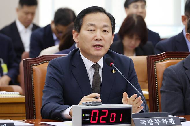 이두희 국방부 차관이 2일 국회 국방위원회 전체회의에서 방위비 증액 문제와 관련한 임종득 국민의힘 의원의 질의에 답하고 있다. ⓒ연합뉴스