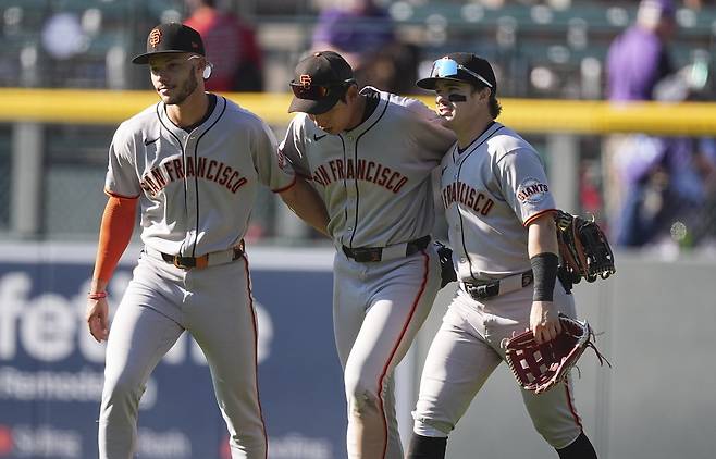 샌프란시스코 이정후(가운데)가 2일(한국시간) 쿠어스필드에서 열린 콜로라도전에서 3타수 1안타 1볼넷을 기록했다. 팀의 8-2 승리 직후 동료들과 함께 기뻐하는 이정후. 덴버(미 콜로라도주)|AP뉴시스