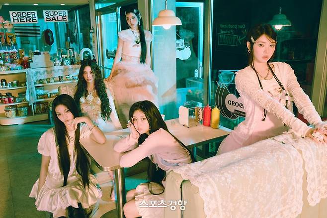 일본 도쿄에 설치된 아일릿 광고물. 빌리프랩 제공