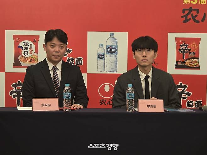 신진서 9단(오른쪽)과 홍민표 한국 국가대표팀 감독이 2일 중국 칭다오의 쉐라톤 칭다오 자오저우 호텔에서 열린 제27회 농심신라면배 세계바둑최강전 사전 기자회견에서 취재진의 질문을 듣고 있다. 칭다오 | 윤은용 기자