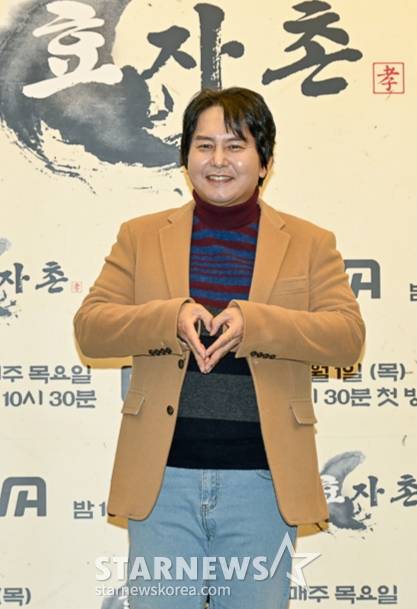 배우 윤기원이 1일 오후 서울 상암동 스탠포드호텔에서 진행된 ENA 예능 '효자촌' 제작발표회에 참석해 포즈를 취하고 있다. 오늘날 점점 희석되어 가는 효의 가치를 새롭게 돌아보기 위한 하이퍼리얼리즘 효도 버라이어티 '효자촌'은 오늘(1일) 첫 방송된다. /사진제공=ENA 2022.12.01