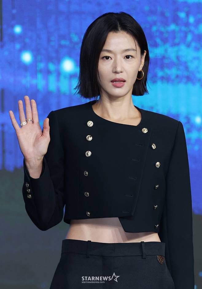 배우 전지현이 2일 오전 서울 포시즌스 호텔에서 진행된 디즈니+ 오리지널 시리즈 '북극성' 제작발표회에 참석해 포즈를 취하고 있다. 유엔대사로서 국제적 명성을 쌓아온 문주(전지현)가 대통령 후보 피격 사건의 배후를 쫓는 가운데, 그녀를 지켜야만 하는 국적불명의 특수요원 산호(강동원)와 함께 한반도를 위협하는 거대한 진실을 마주하는 첩보 멜로 시리즈 '북극성'은 오는 10일 공개된다. /2025.09.10 /사진=이동훈 photoguy@