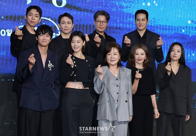 배우 강동원, 전지현, 김해숙, 이미숙, 이상희, 주종혁, 오정세, 유재명, 박해준이 2일 오전 서울 포시즌스 호텔에서 진행된 디즈니+ 오리지널 시리즈 '북극성' 제작발표회에 참석해 포즈를 취하고 있다. 유엔대사로서 국제적 명성을 쌓아온 문주(전지현)가 대통령 후보 피격 사건의 배후를 쫓는 가운데, 그녀를 지켜야만 하는 국적불명의 특수요원 산호(강동원)와 함께 한반도를 위협하는 거대한 진실을 마주하는 첩보 멜로 시리즈 '북극성'은 오는 10일 공개된다. /2025.09.10 /사진=이동훈 photoguy@