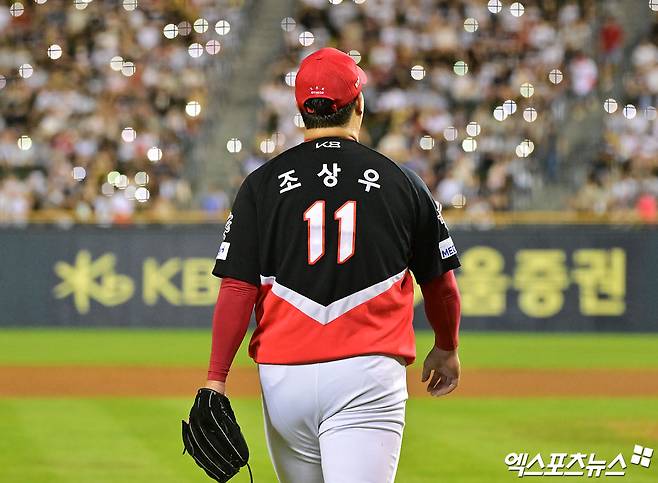 15일 오후 서울 송파구 잠실야구장에서 열린 '2025 신한 SOL Bank KBO리그' KIA 타이거즈와 두산 베어스의 경기, 8회말 KIA 조상우가 마운드로 향하고 있다. 엑스포츠뉴스 DB