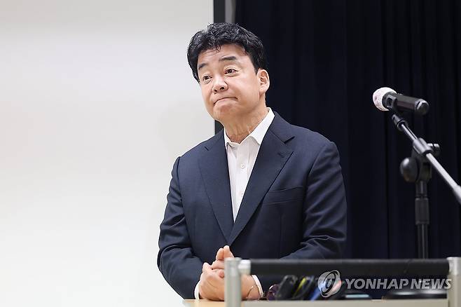 백종원 대표 (서울=연합뉴스) 임화영 기자 = 백종원 더본코리아 대표가 지난 3월 28일 서울 서초구 스페이스쉐어 강남역센터에서 열린 첫 정기 주주총회를 마친 뒤 언론 앞에서 입장 표명 및 질의 응답 시간을 갖고 있다. 2025.3.28 hwayoung7@yna.co.kr