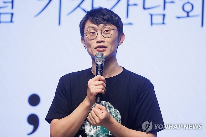 인사말 하는 윤덕원 작가 (서울=연합뉴스) 류효림 기자 = 밴드 브로콜리너마저의 윤덕원이 2일 서울 종로구 노무현시민센터에서 열린 신간 '열심히 대충 쓰는 사람' 출간 기념 기자간담회에서 인사말을 하고 있다. 2025.9.2 ryousanta@yna.co.kr