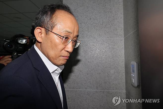 의원실 들어가는 추경호 의원 (서울=연합뉴스) 박동주 기자 = 12·3 비상계엄 관련 내란·외환 의혹을 수사 중인 조은석 특별검사팀이 '계엄 해제 방해 의혹'과 관련해 추경호 전 국민의힘 원내대표를 겨냥한 강제수사에 나선 2일 추 의원이 서울 여의도 국회 의원회관 내 자신의 의원실로 들어가고 있다. 2025.9.2 pdj6635@yna.co.kr