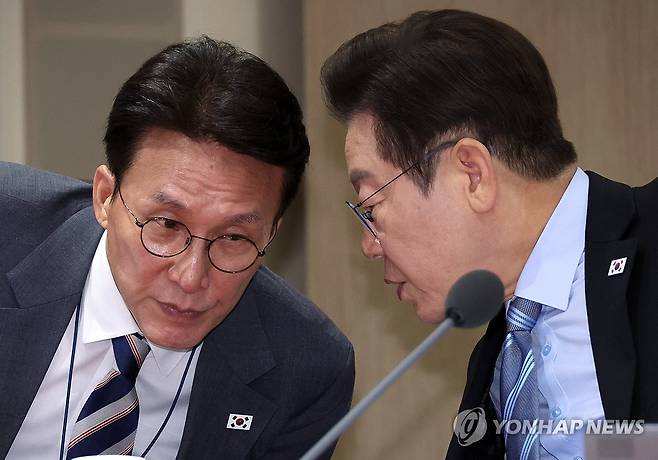 이재명 대통령과 김민석 총리 (서울=연합뉴스) 한상균 기자 = 이재명 대통령과 김민석 국무총리가 2일 용산 대통령실에서 열린 국무회의에서 대화하고 있다. 2025.9.2 xyz@yna.co.kr
