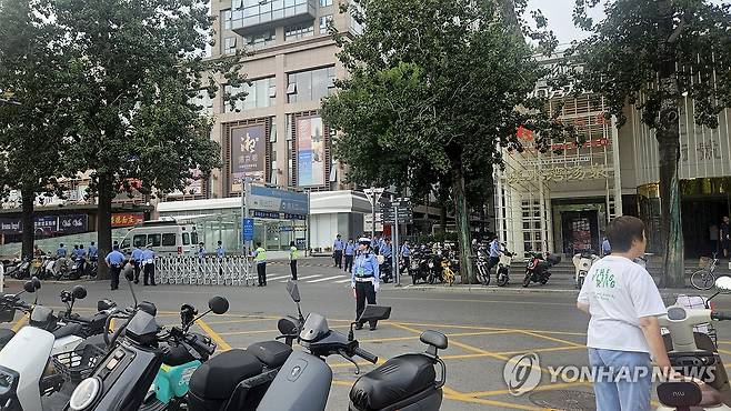 경계 강화된 주중북한대사관 (베이징=연합뉴스) 정성조 특파원 = 김정은 북한 국무위원장이 중국 전승절 열병식 참석차 중국 베이징에 도착한 것으로 알려진 가운데 2일 베이징 주중북한대사관 인근에 경찰인력이 배치되어 있다. 2025.9.2 xing@yna.co.kr