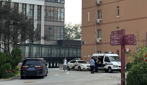 외신 매체와 외교관 주거지 등이 있는 외교단지 안에 들어온 중국 경찰차 (베이징=연합뉴스) 정성조 특파원 = 김정은 북한 국무위원장이 중국 전승절 열병식 참석차 중국 베이징에 도착한 2일 오후 각국 외신 매체와 외교관 주거지 등이 모여있는 베이징 외교단지에 중국 경찰차가 들어와 있는 모습. 2025.9.2 xing@yna.co.kr