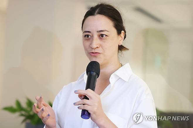 인사말 하는 갈라 포라스-김 (서울=연합뉴스) 진연수 기자 = 개념미술 작가 갈라 포라스-김이 2일 서울 종로구 국제갤러리에서 열린 개인전 '자연 형태를 담는 조건' 간담회에서 인사말을 하고 있다.
이번 전시에서는 '신호(Signal)' 연작 5점과 '수석'에 대한 관심을 바탕으로 한 드로잉 신작 6점을 만날 수 있다. 2025.9.2 jin90@yna.co.kr