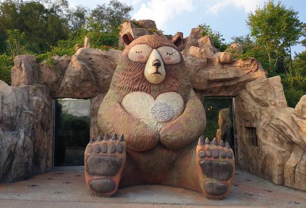 천지인 신화길에서 웅녀동굴은 단군신화를 비롯한 하늘·땅·사람의 탄생 이야기를 만날 수 있다.