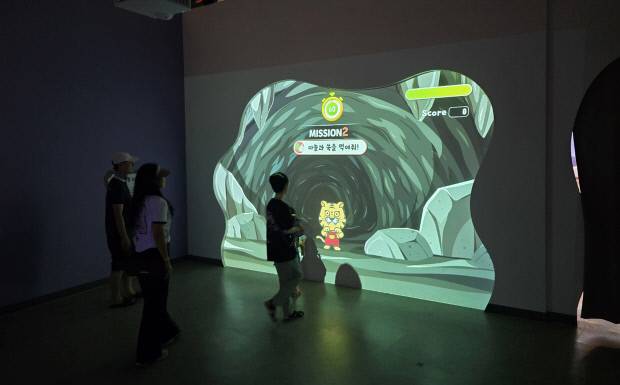 ‘미디어아트센터’는 첨단 미디어 기술을 활용한 전시와 체험을 통해 삼국유사의 이야기와 신화를 새로운 시각적 경험으로 제공한다.