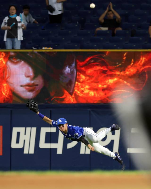 삼성 라이온즈의 김성윤이 우익수 수비 도중 타구를 잡은 뒤 전력으로 홈 송구하는 모습. 삼성 제공