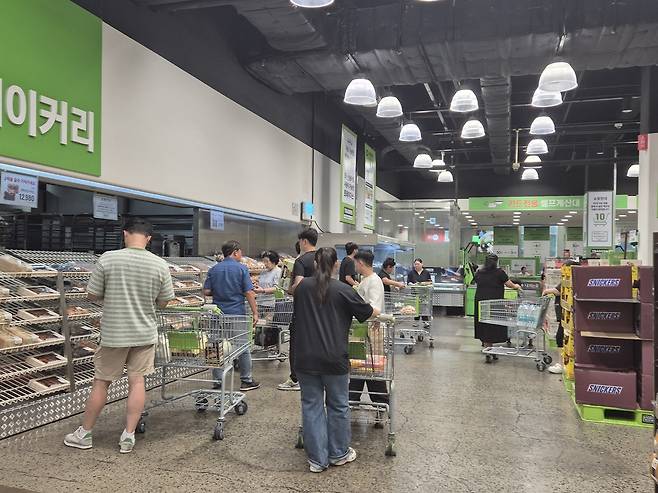 2일 오후 대구 서구 한 대형마트 베이커리 매장 앞에는 고객들이 줄을 서서 갓 구운 빵이 나오기를 기다리고 있다.