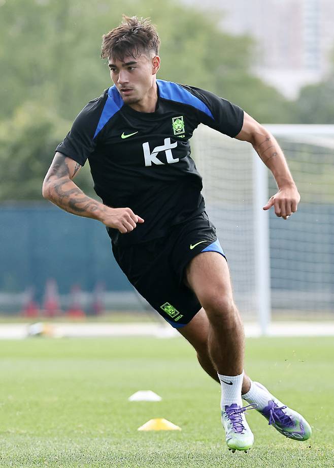 2일(현지시간) 미국 뉴욕주 아이칸 스타디움에서 한국 대표팀에 선발된 옌스 카스트로프가 훈련에 집중하고 있다. 사진=연합뉴스