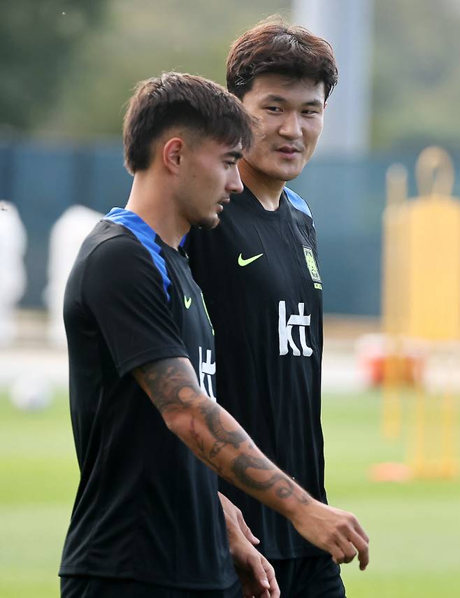 2일(현지시간) 미국 뉴욕주 아이칸 스타디움에서 열린 한국 축구 대표팀 훈련에서 김민재와 옌스 카스트로프가 대화를 나누고 있다. 사진=연합뉴스