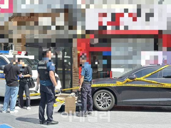 서울 관악구 신림동의 한 가게에서 흉기 사건이 발생해 경찰이 현장을 조사하고 있다.(사진=박원주 수습기자)