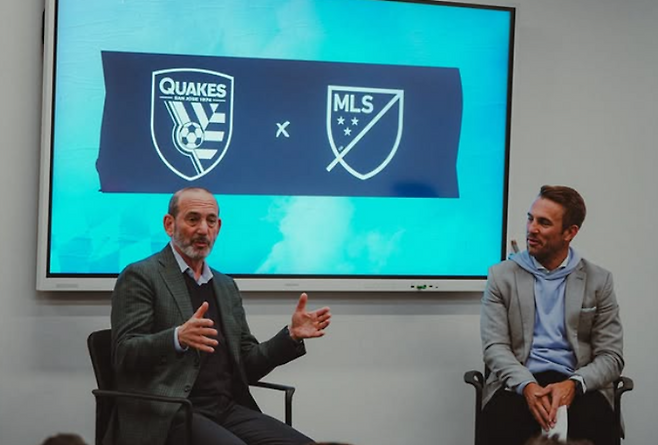 MLS 커미셔너 돈 가버(좌측)