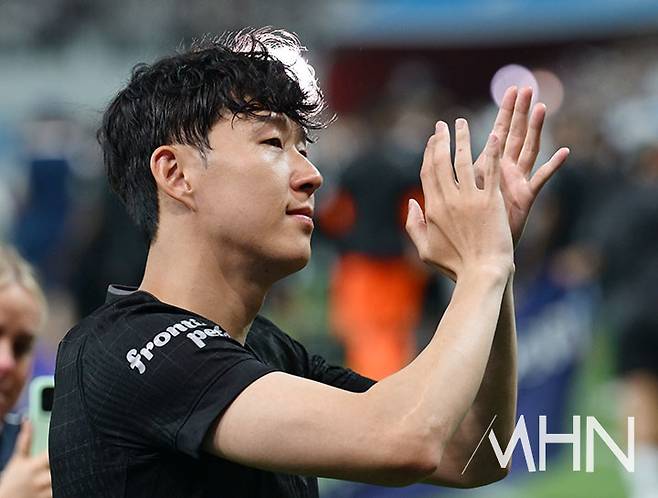 토트넘을 떠나기 전 인사하는 손흥민