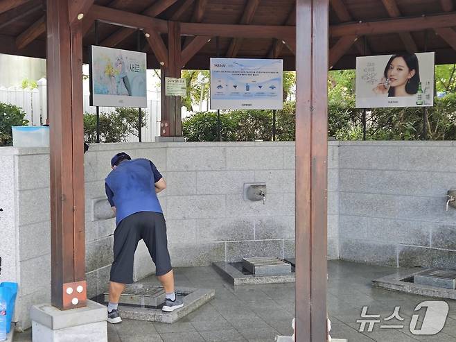 3일 강원 강릉 회산동의 대관령샘터에서 한 주민이 병에 물을 담고 있다.2025.9.3/뉴스1 한귀섭 기자