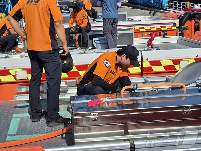 동해지방해양경찰청과 소방당국이 3일 오전 강원 강릉시 강동면 안인리 염전부두(안인화력발전부두) 인근에서 삼봉호(5001함·5000톤급 독도 경비함)를 이용해 긴급 급수 대민지원을 하고 있다. 이날 해경이 동해시에서 싣고 온 600톤의 물은 소방차를 이용해 강릉 홍제정수장으로 옮겨질 예정이다. 2025.9.3/뉴스1 ⓒ News1 윤왕근 기자