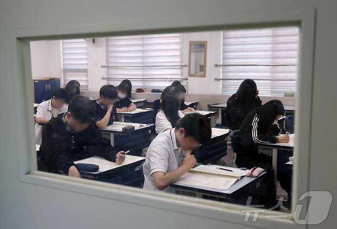 2026학년도 대학수학능력시험 모의평가가 실시된 3일 서울 금천구 금천고등학교에서 고3 학생들이 시험 준비를 하고 있다. 2025.9.3/뉴스1 ⓒ News1 사진공동취재단