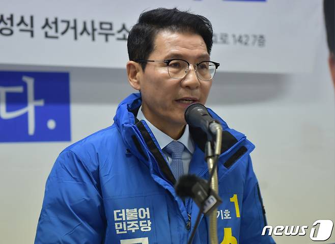 신성식 전 검사장이 지난 2024년 더불어민주당 전남 순천·광양·곡성·구례갑 예비후보로 출마해 연향동 선거사무소에서 기자회견을 열고 발언을 하고 있다. 그는 이 선거에서 낙선했다. 2024.1.18/뉴스1 ⓒ News1 김동수 기자