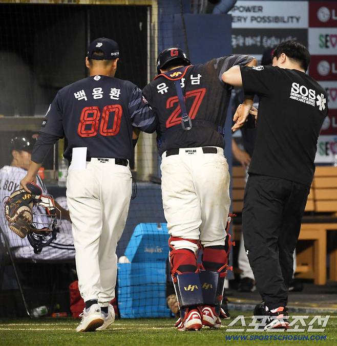 절뚝거리며 결국 그라운드를 빠져나간 안방마님.