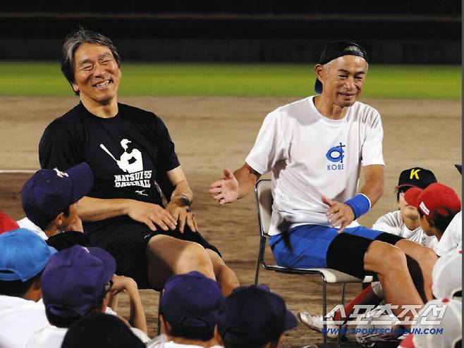 이치로는 2일 마쓰이가 고향 이시카와현에서 개최한 어린이 야구교실에 참석했다. 사진캡처=주니치 스포츠