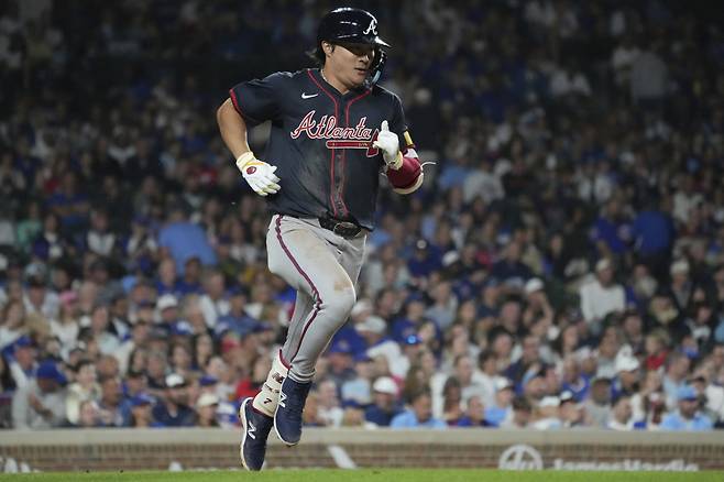 애틀랜타 브레이브스 김하성이 3일(한국시각) 리글리필드에서 열린 시카고 컵스전에서 7회 우전안타를 치고 출루하고 있다. AP연합뉴스